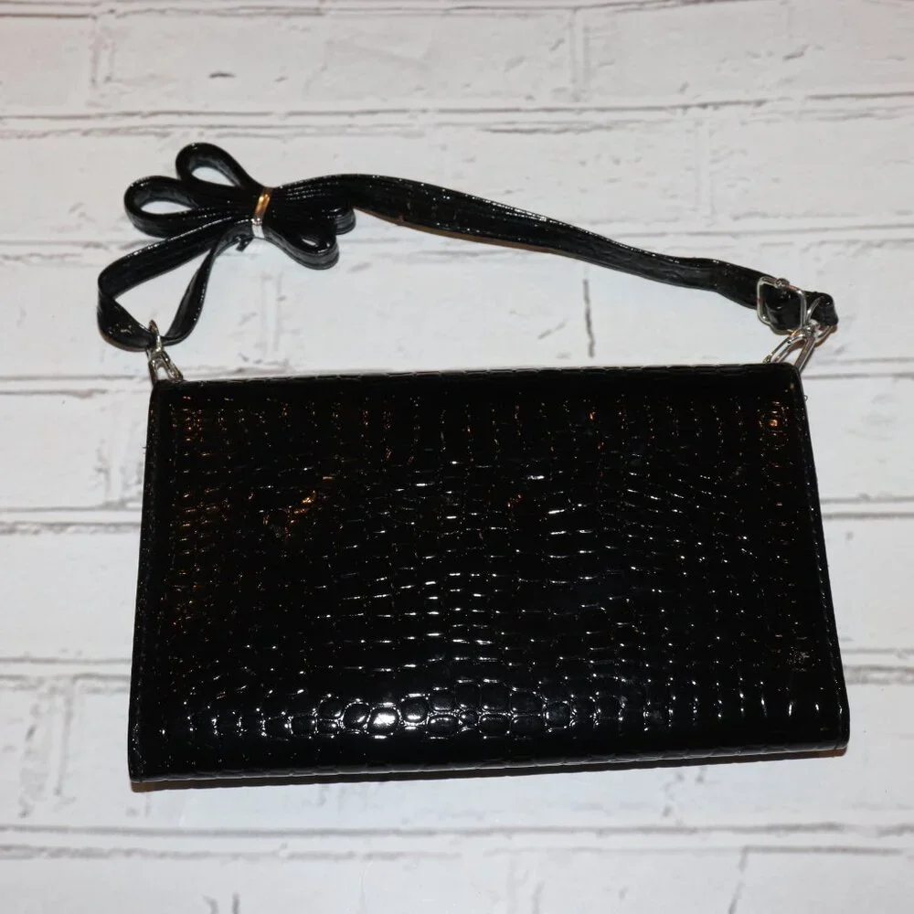 🖤 NWOT Black Croc‑Texture Flap Purse · 9.5x5 A glossy little statement
